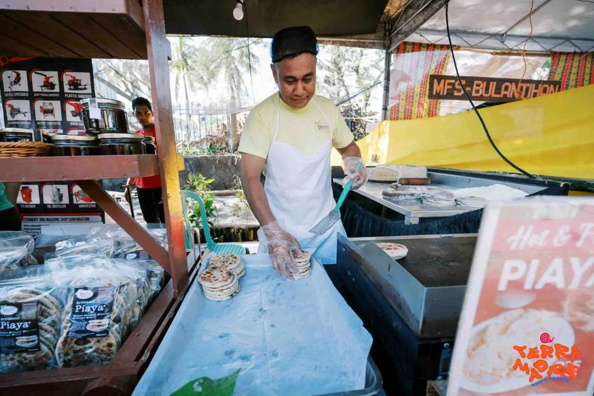 SWEET SKILL A vendor prepares freshly made piaya at the event, showcasing one of Negros’s most iconic street specialties.