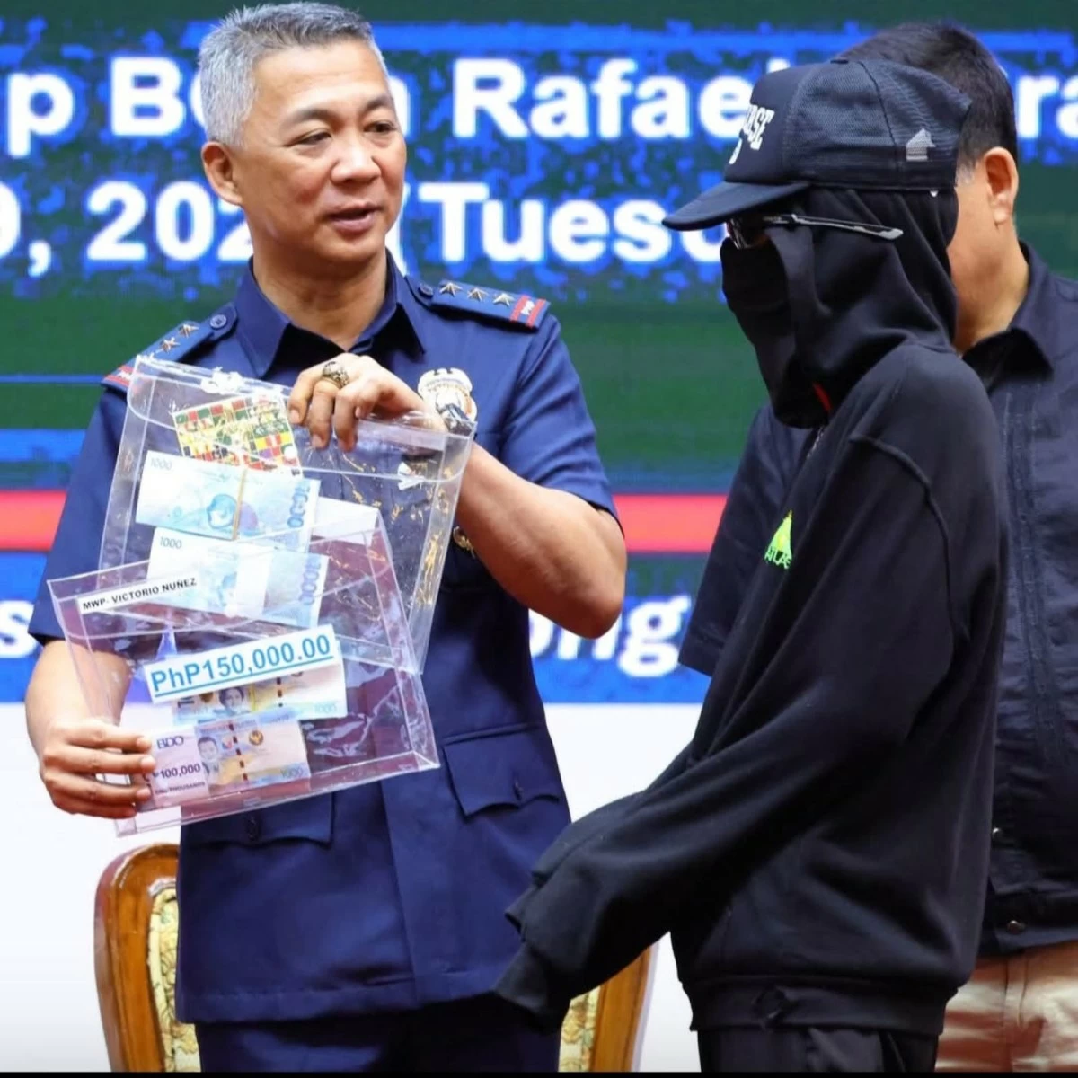 Acting PNP chief Lt. Gen. Jose Melencio C. Nartatez, Jr. presents the cash reward to an informant during a ceremony at Camp Crame in Quezon City where more than P10.6 million reward were given to 29 informants who provided information that led to the arrest of wanted criminals. (photo: PNP) 