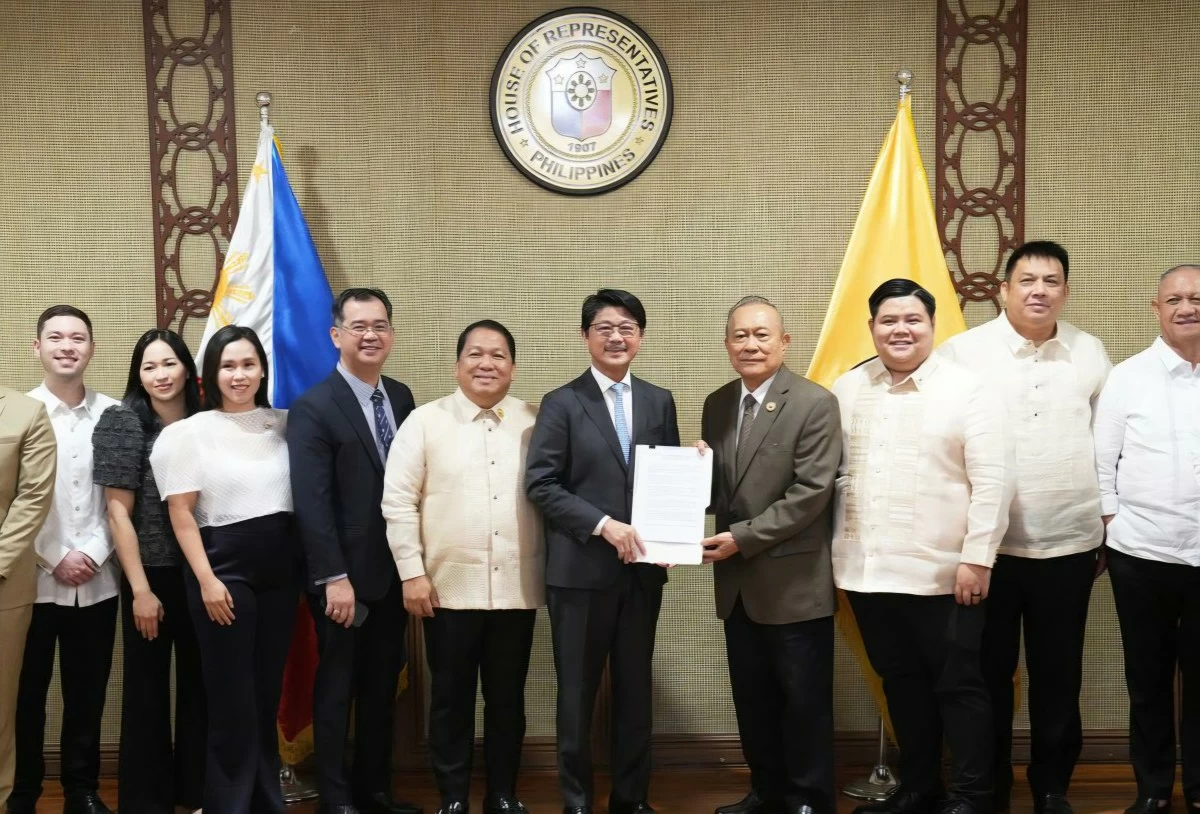 House Speaker Faustino “Bojie” Dy III (center) receives a copy of a manifesto of support from his colleagues. (Office of the Speaker)