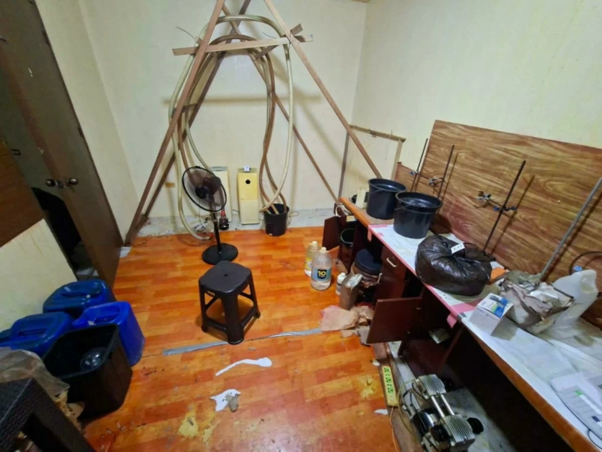Authorities raid an alleged shabu laboratory in Binangonan, Rizal, and confiscate illegal drugs and manufacturing equipment. (Photos from PDEA)