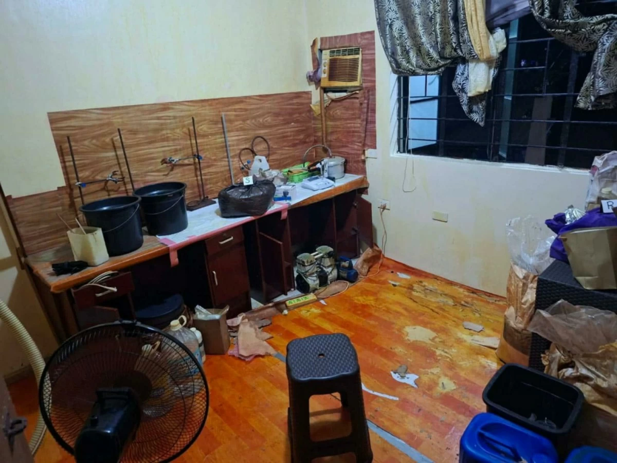 Authorities raid an alleged shabu laboratory in Binangonan, Rizal, and confiscate illegal drugs and manufacturing equipment. (Photos from PDEA)
