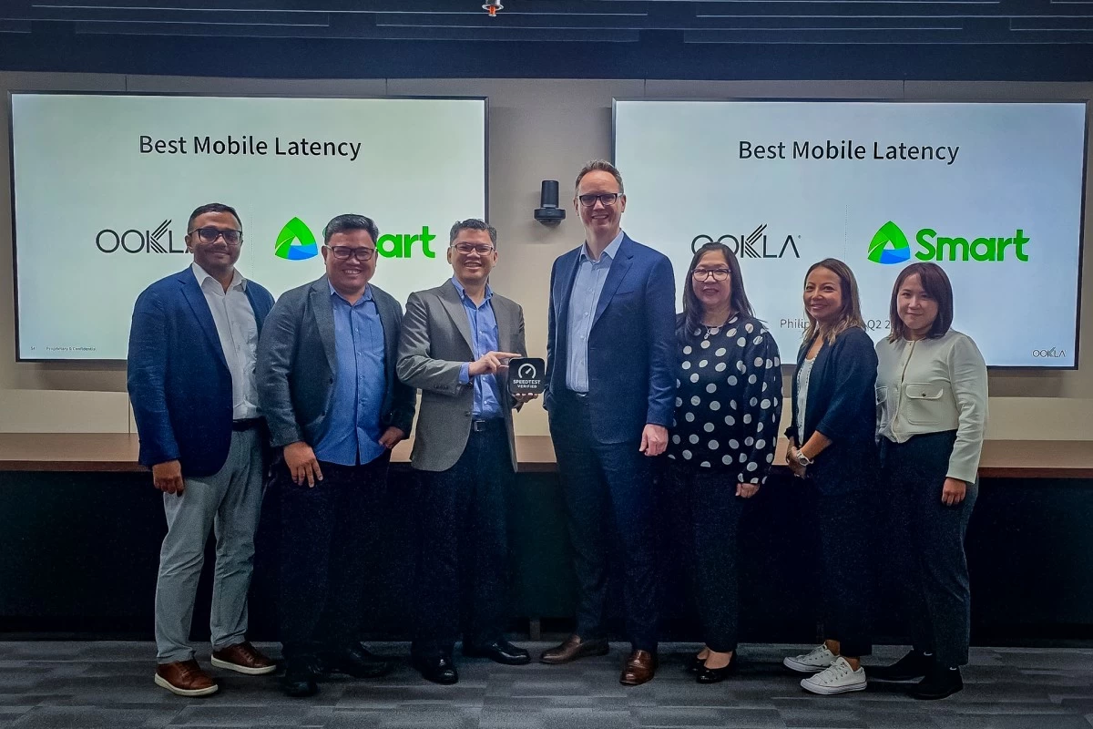 TNT subscribers can now enjoy smoother gaming and streaming experiences as its network, powered by Smart, was recognized for having the Best Mobile Latency according to Ookla. Photo shows (from left): Haritheran Nair, Sales Director at Ookla; Ariel C. Medina, Smart Head/VP for Network Quality and Service Assurance; Lloyd R. Manaloto, Smart First Vice President; Jim Nugent, Director of Global Brand Licensing at Ookla; Debbie M. Hu, Smart Wireless Network Head; Susila Johnston, Head of APAC at Ookla; and Ying Wah Ong, Technical Account Manager at Ookla.
