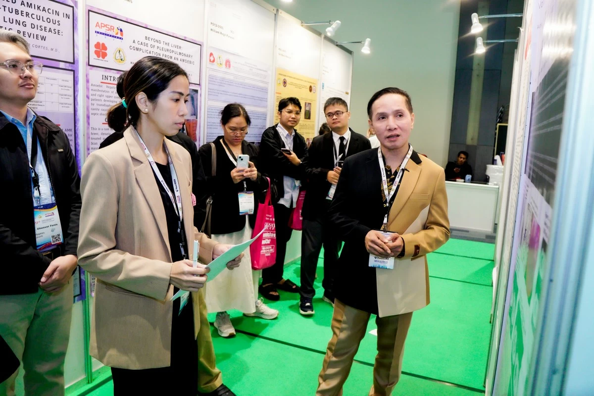 Dr. Rollin Tabuena presents the case report, Aspergilloma, with the moderator