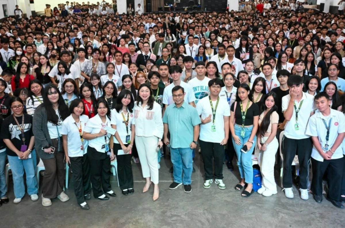 Taguig Mayor Lani Cayetano with the city government scholars (Photo from the Taguig City government)