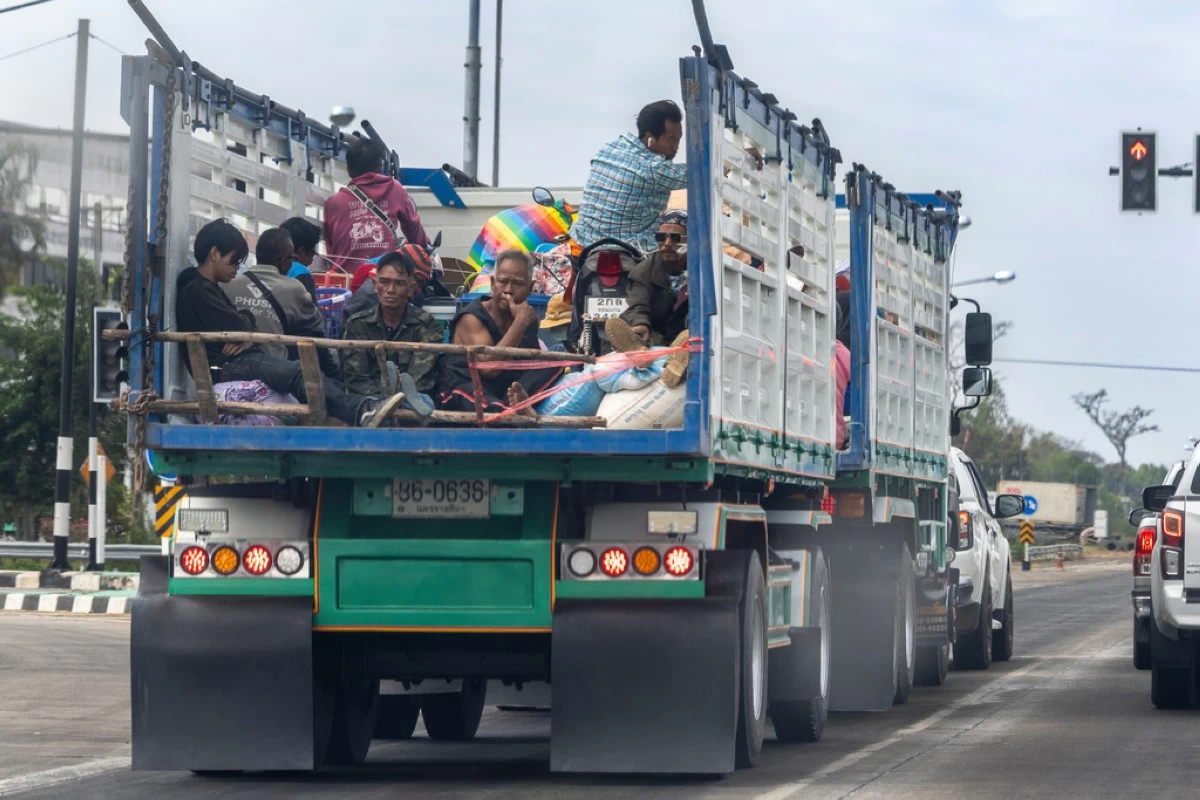 Thai residents who fled their homes following the clashes between Thai and Cambodian soldiers, head to a shelter in Surin province, Thailand, Wednesday, Dec. 10, 2025. (AP Photo/Wason Wanichakorn)