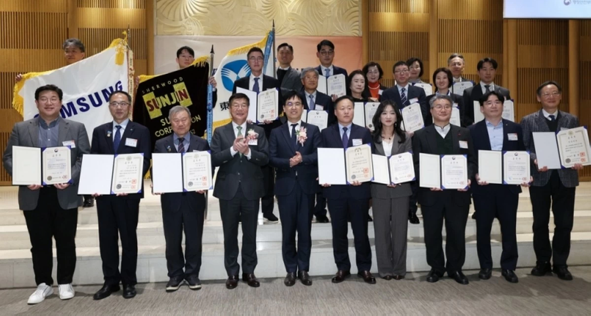 Kim Min-jae, vice minister of South Korea's Ministry of the Interior and Safety,with guests and honorees at the 5th Korea Good Donation Awards ceremony on Dec. 8 (Photo from the Ministry of the Interior and Safety) 