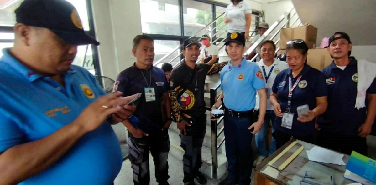 Barangay Poblacion and Muntinlupa police personnel at the Poblacion Health Center in Muntinlupa (Photo from Barangay Poblacion)