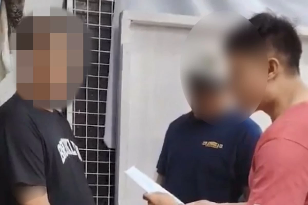 The Taguig police with the suspect (left) (Photo from Taguig police / SPD) 