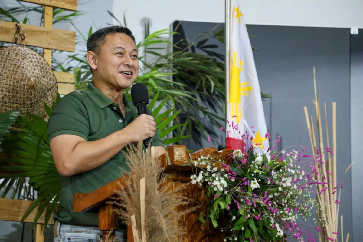 DepEd Secretary Sonny Angara leads the ceremonial turnover of laptops donated by Cognizant Technology Solutions Philippines Inc. to Rizal Elementary School in Taguig, part of DepEd’s wider push to modernize public school classrooms. (Photo from DepEd)