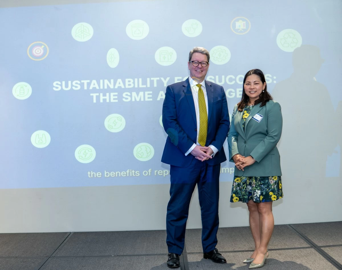 (From left to right) SM Investments Corporation Consultant and Head of Investor Relations and Sustainability Timothy Daniels and Dr. Allinnettes Go Adigue, the Head of the ASEAN Regional Hub of the Global Reporting Initiative (GRI), seal the partnership for the MSME learning course. 