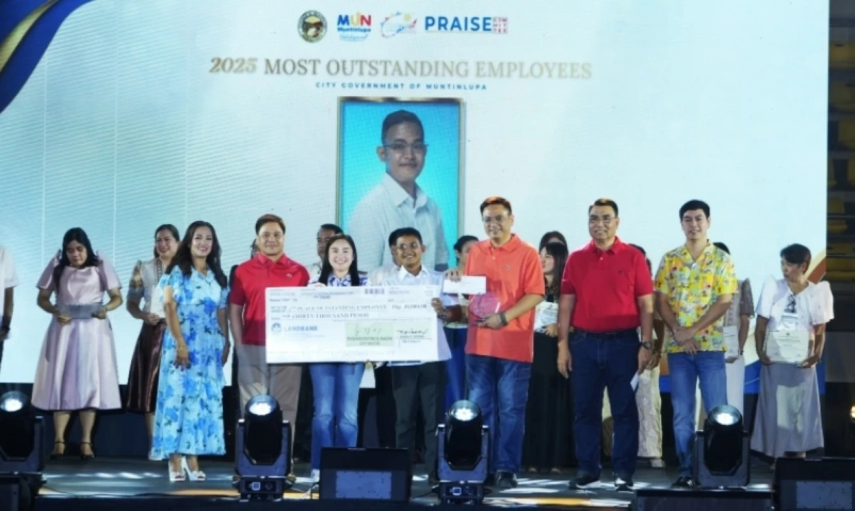 Muntinlupa Mayor Ruffy Biazon, City Administrator Allan Cachuela and other officials with the most outstanding employees of 2025 (Photo from Muntinlupa PIO)