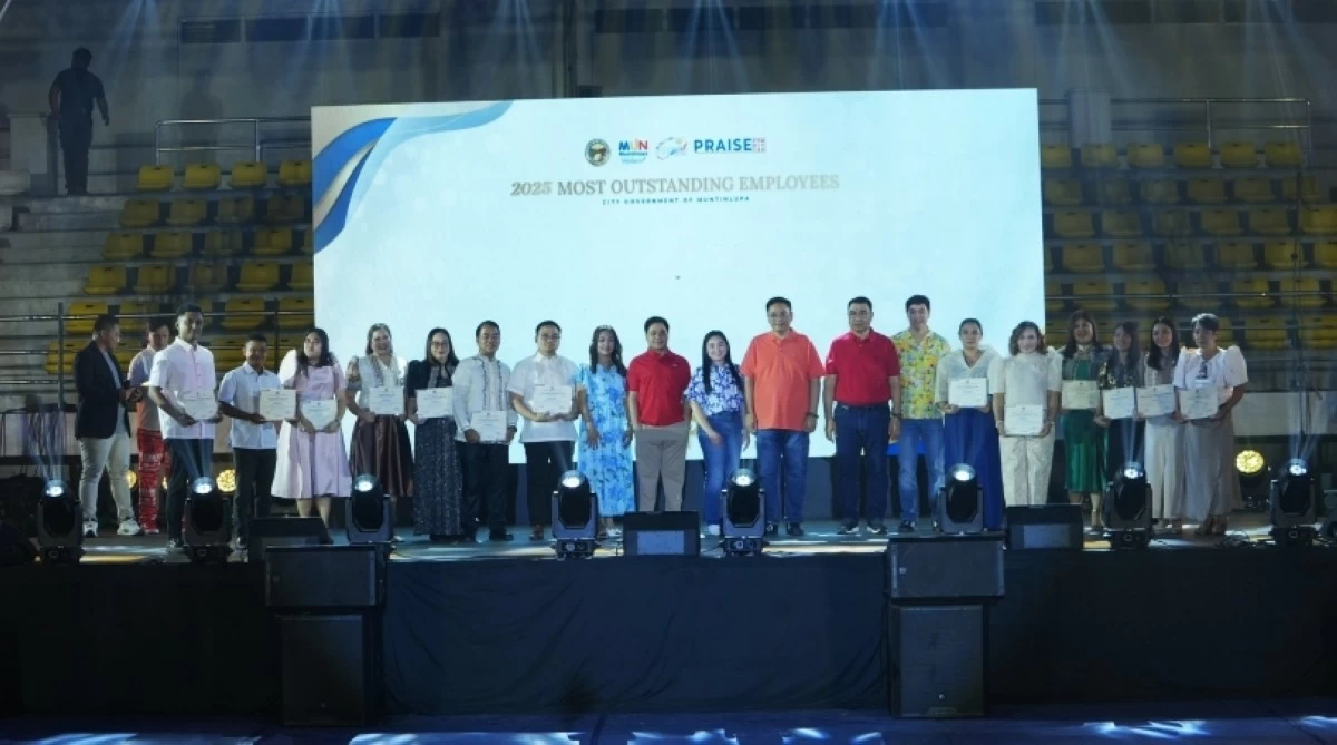 Muntinlupa Mayor Ruffy Biazon, City Administrator Allan Cachuela and other officials with the most outstanding employees of 2025 (Photo from Muntinlupa PIO)