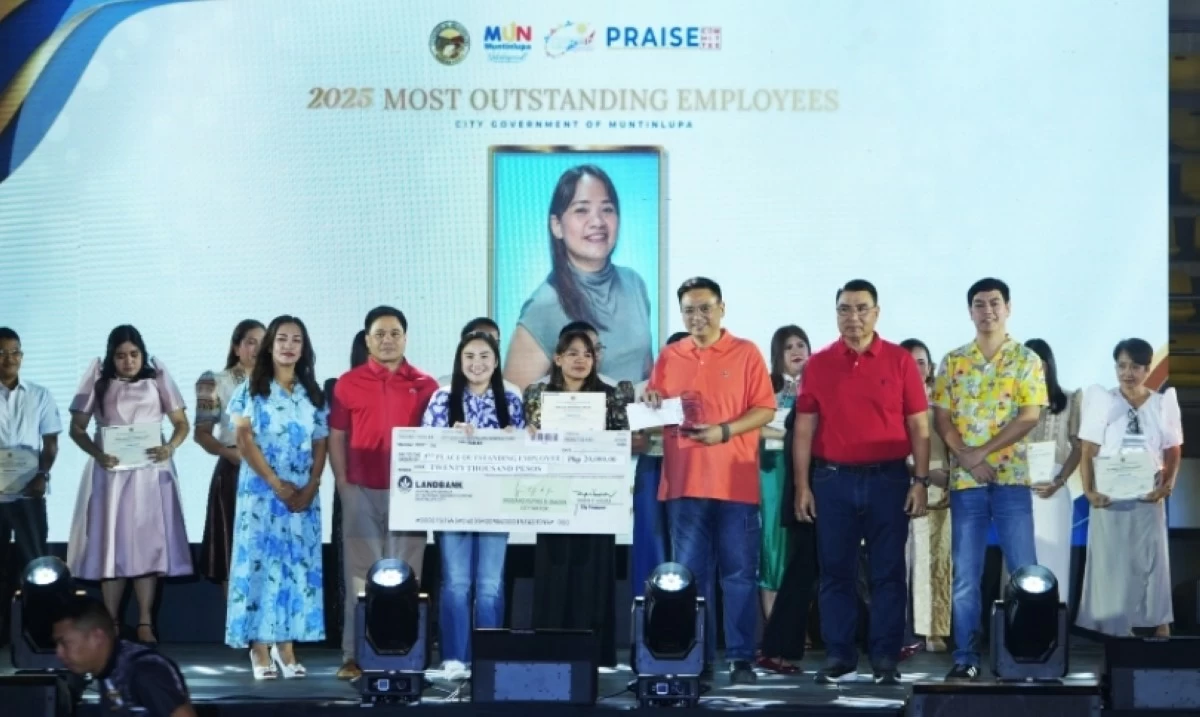 Muntinlupa Mayor Ruffy Biazon, City Administrator Allan Cachuela and other officials with the most outstanding employees of 2025 (Photo from Muntinlupa PIO)