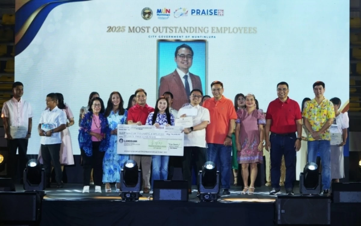 Muntinlupa Mayor Ruffy Biazon, City Administrator Allan Cachuela and other officials with the most outstanding employees of 2025 (Photo from Muntinlupa PIO)