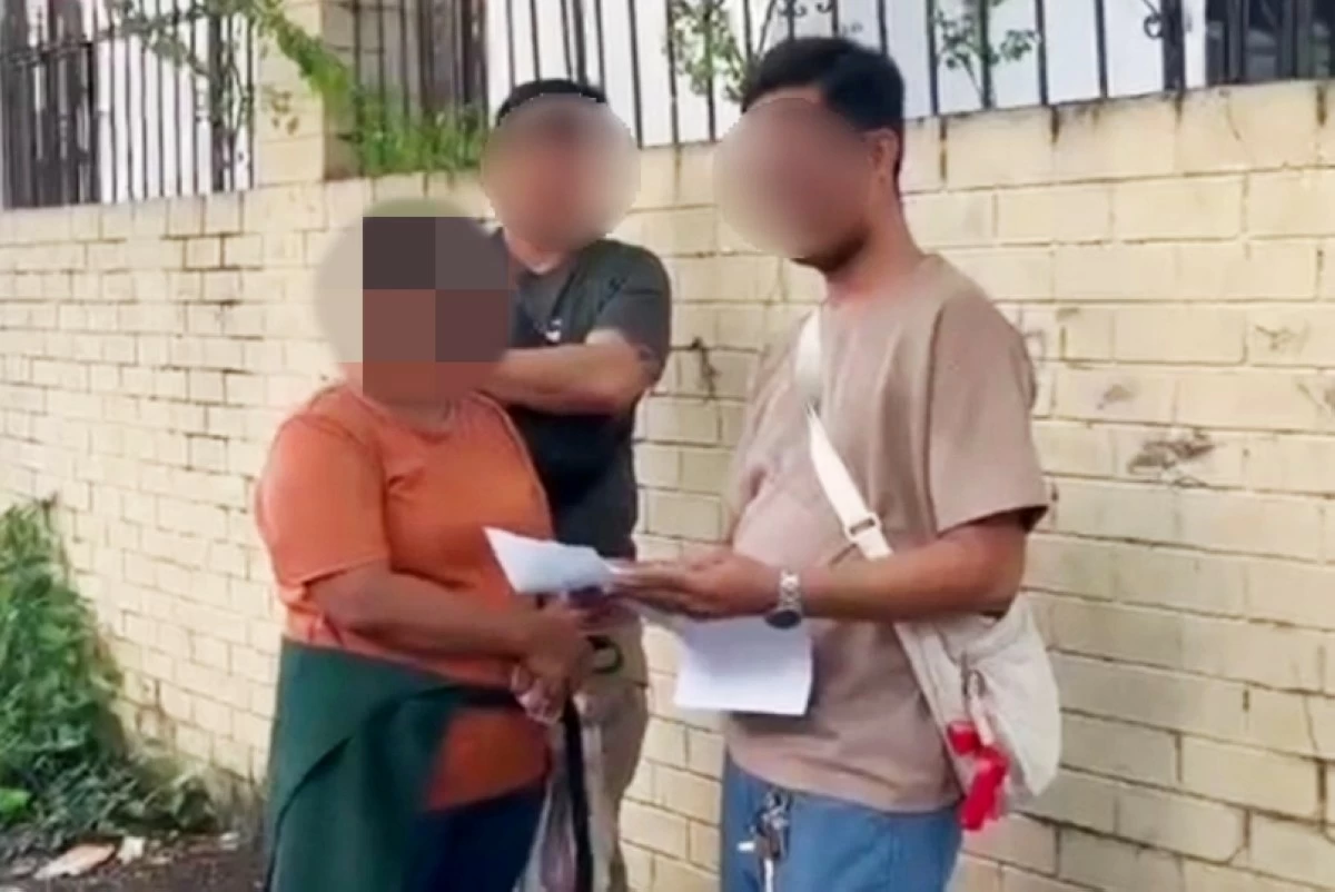 Two Taguig police officers with the suspect (left) (Photo from Taguig police / SPD) 