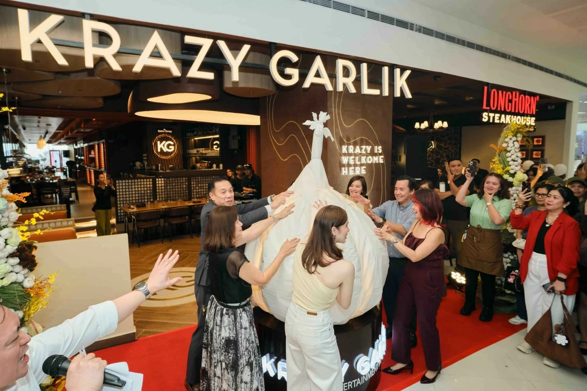 Peeling of the garlic at Krazy Garlik MOA