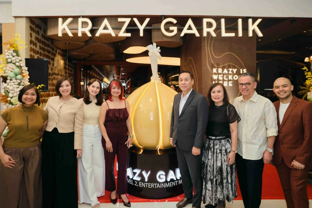 Lisa Ronquillo-Along, chief marketing officer of The Bistro Group; Patricia Lim, board member of The Bistro Group; Jessy Mendiola, actress and celebrity; RC Tiongson, chief operating officer of The Bistro Group; Edwin Chen, chairman of the board of The Bistro Group; Debbie Chung, board member of The Bistro Group; Jean Paul Manuud, president of The Bistro Group; and Brian Peck, director for operations of The Bistro Group.