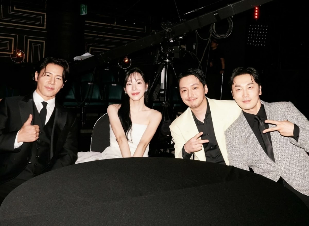 Byun Yo-han (2nd from right) and Tiffany Young (2nd from left) (Instagram)  