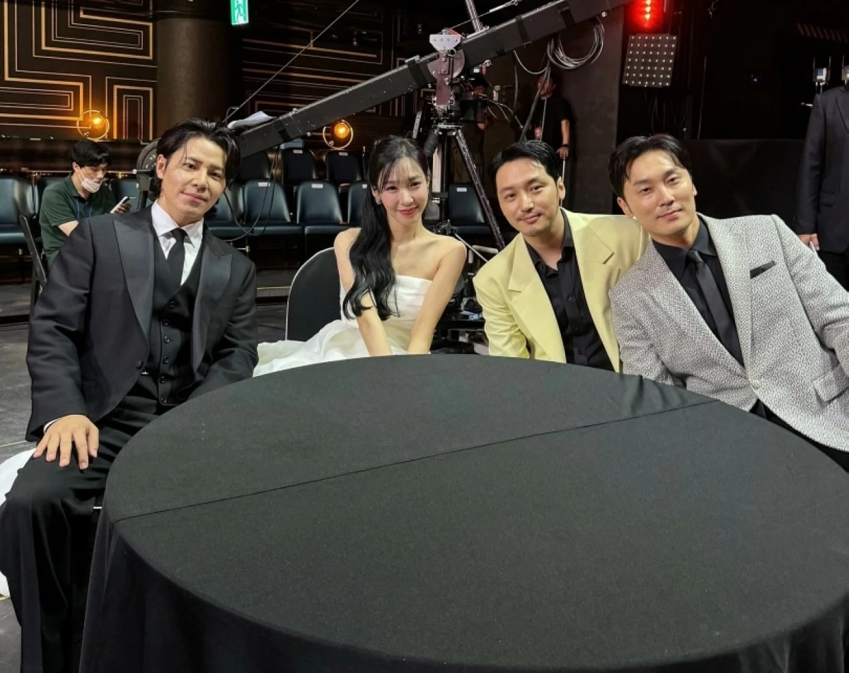 Byun Yo-han (2nd from right) and Tiffany Young (2nd from left) (Instagram)  