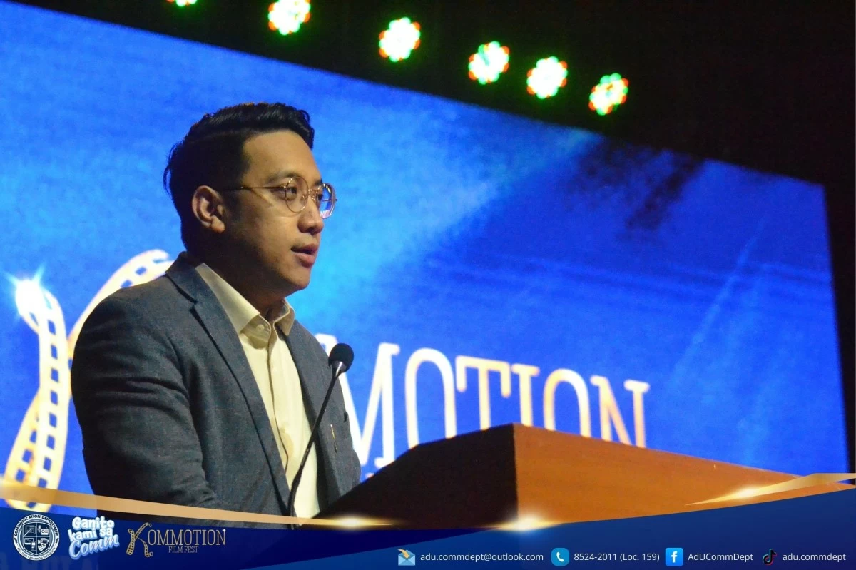 Adamson University Communication Department Chairperson Glenn Parungao delivers his closing remarks, commending students for their creativity. (Andre Fadrigalan/Komunikator)