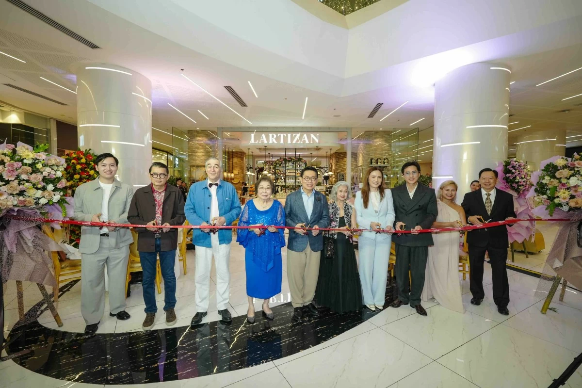 Jonard Koa; Go Negosyo founder Joey Concepcion; Hubert d’Aboville; Cristina Go Koa; Johnlu Koa; Gloria Angara; Alou Koa; Steven Tan, president of SM Supermalls; Katya Angara; and Johnip Koa