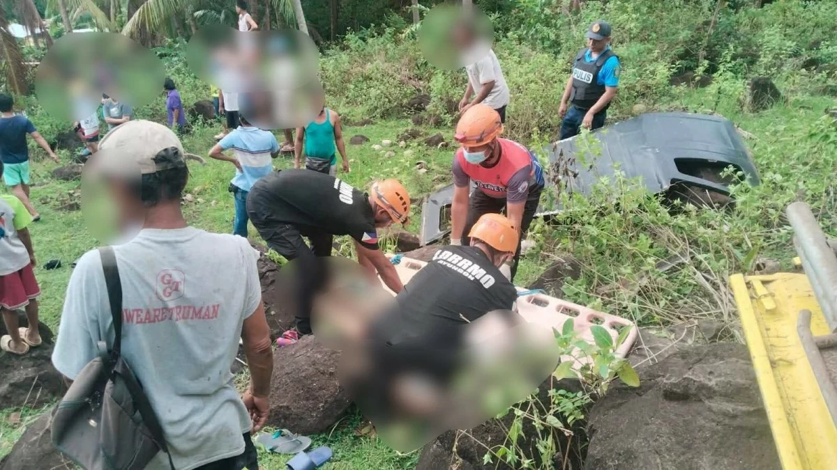 

EIGHT persons were killed after a Suzuki Easyride 4x4 vehicle plunged into a rocky vacant lot on their way to a cemetery in Barangay Tiguib, Ayungon town, Negros Oriental province on Saturday, Dec. 13. (Negros Oriental Police Provincial Office)

