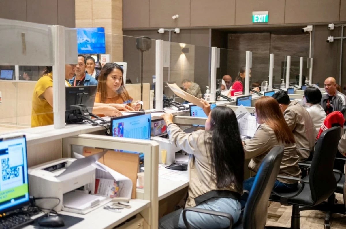 Business permit renewal in Taguig last January (Photo from the Taguig City government)