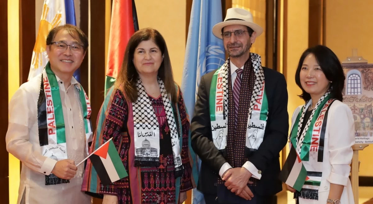 Ambassador Lee Sang-hwa of Korea joins Palestinian Foreign Minister Varsen Aghabekian Shahin, Ambassador Mounir Y.K. Anastas, and  Mme. Lee Eun-hwa