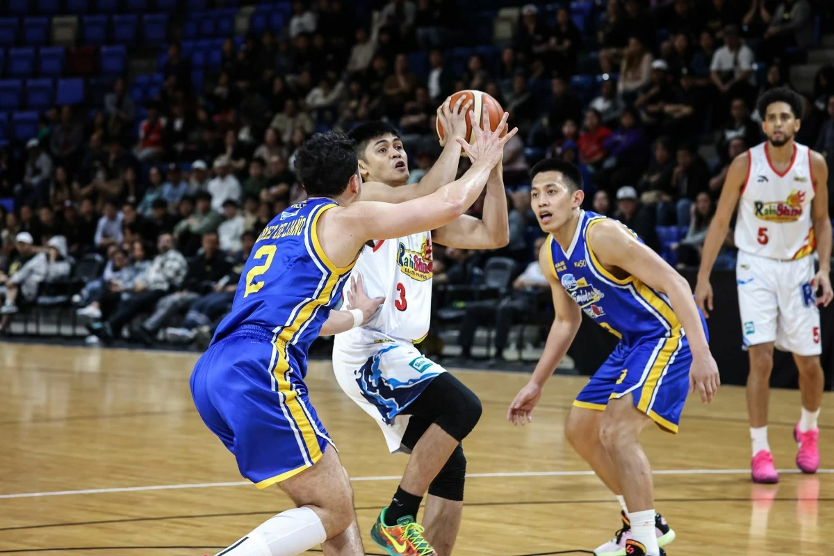 Gian Mamuyac powers Rain or Shine in the fourth to deny Magnolia's comeback attempt. (PBA Images)