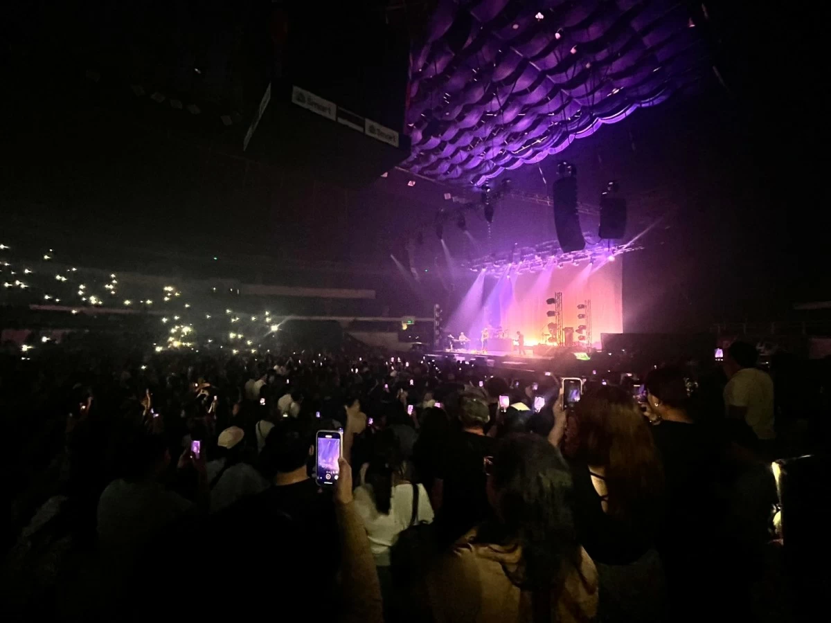 PH fans sang along with the band with their greatest hits 