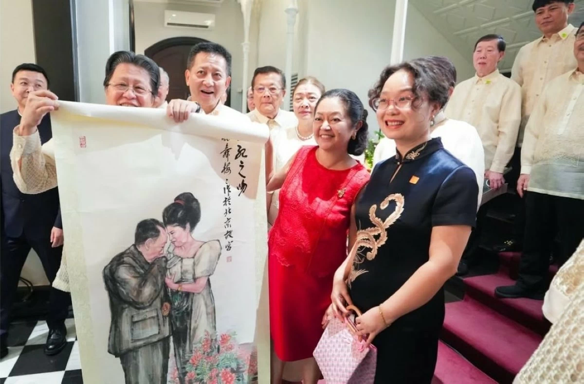 FFCCCII Honorary president Dr. Cecilio Pedro and other officers presented First Lady Liza Araneta Marcos a painting of chairman Mao Zedong kissing the hand of former First Lady Imelda R. Marcos during her pioneering September 1974 visit to Beijing with her then-teenager son Bongbong Marcos to lay the groundwork for the opening of official diplomatic relations in June 1975.