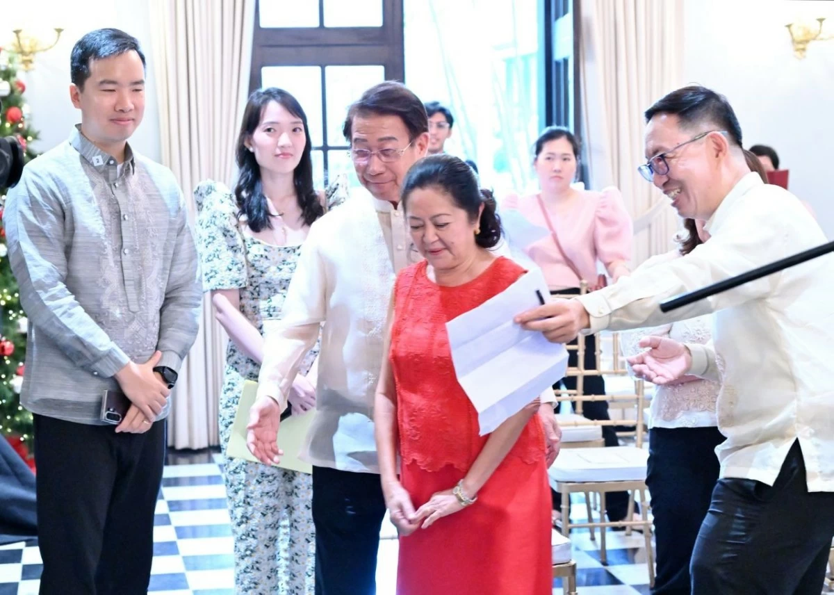 Anvil Business Club EVP and FFCCCII young officer William Lim, Jr., Chinatown TV producer Louella Chan, FFCCCII president Victor Lim, First Lady Liza Araneta Marcos, and Public Information Committee chairman Wilson Lee Flores