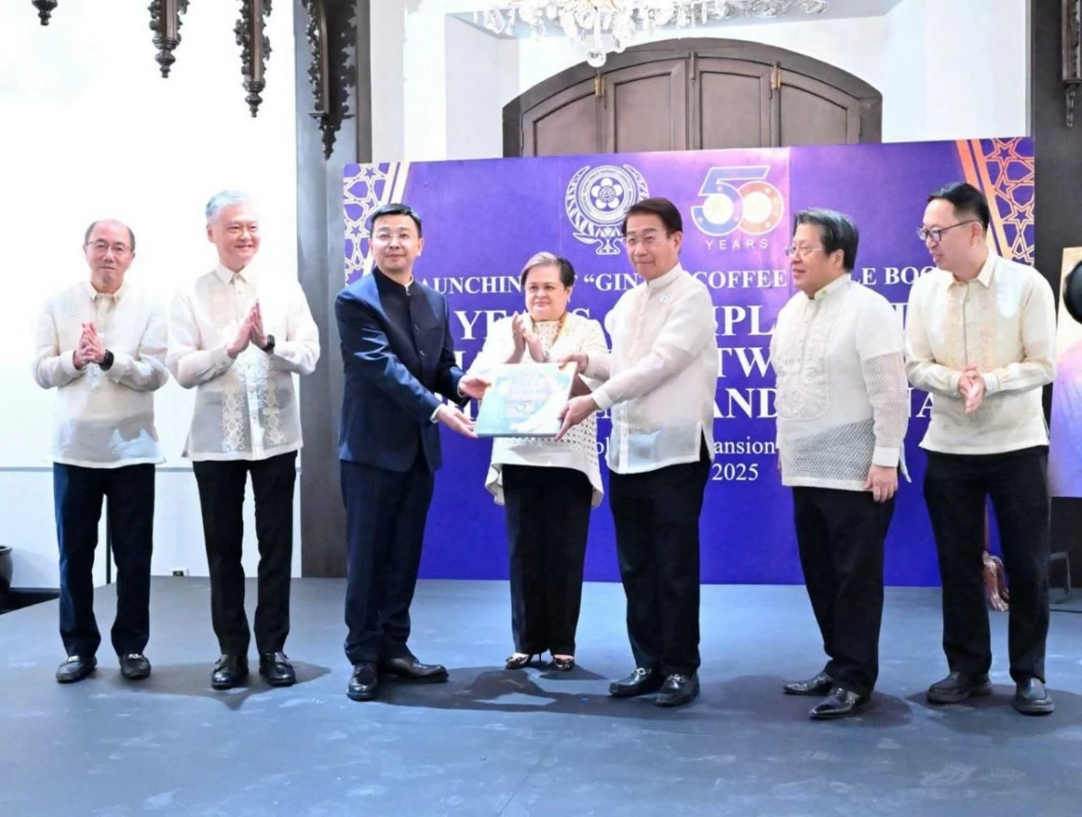 China Embassy Charge d'Affaires Zhou Zhiyong received ‘Ginto’ coffee table book