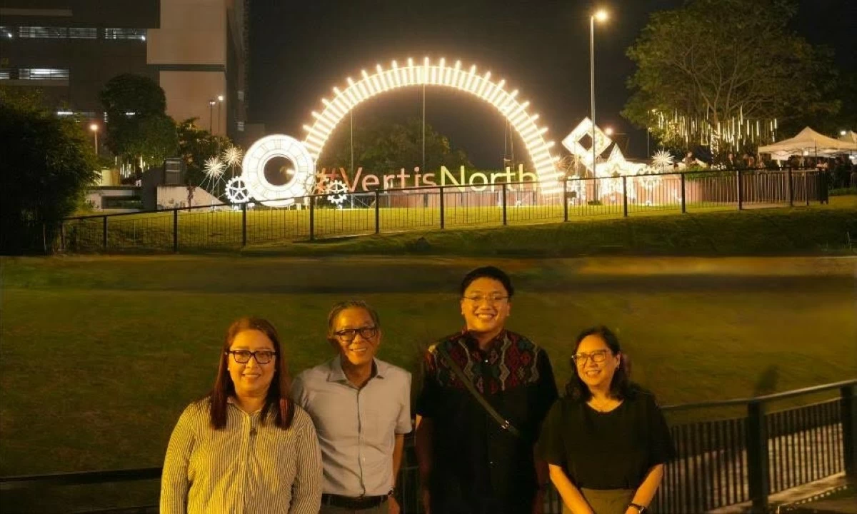 The Vertis North estate lighting is led by Yasi Jorge, promotions unit head for QC Tourism; John Estacio, estate head of Vertis North; Paulo Borres, of the Quezon City Small Business and Cooperatives Development and Promotions Office; and Mia Quimpo, head of planning, innovation, and design of Ayala Land Estates.
