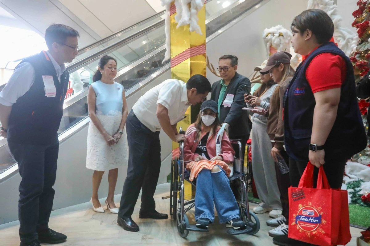 President Ferdinand R. Marcos Jr., together with First Lady Liza Araneta Marcos, speaks with Rhodora Alcaraz, a domestic worker who rescued a three-month-old baby and the child’s elderly relative from a massive high-rise fire in Tai Po, Hong Kong, at the Tambayan Food Hall in NAIA, Pasay City on December 15, 2025. (Noel Pabalate /PPA Pool)