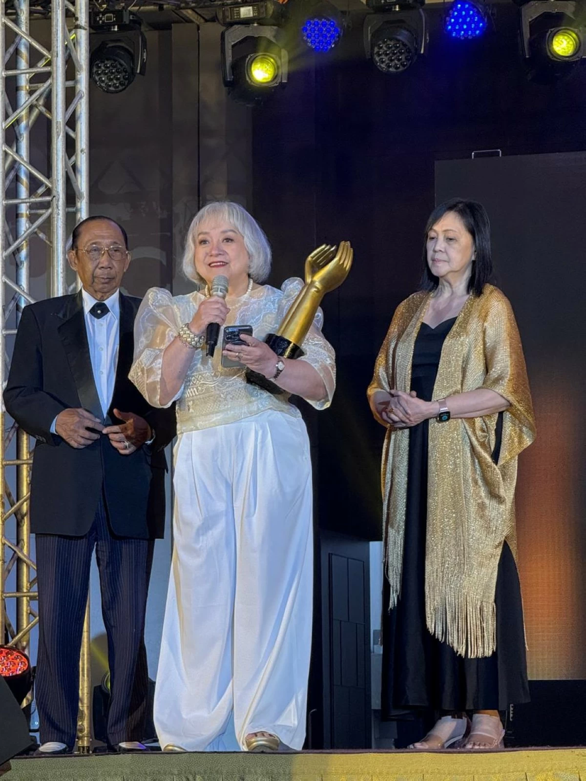 Acclaimed actress-director Laurice Guillen receives an Aliw Award on behalf of her daughter Ana Feleo, who won Best Female Classical Performer (Photo by Annalyn Jusay)