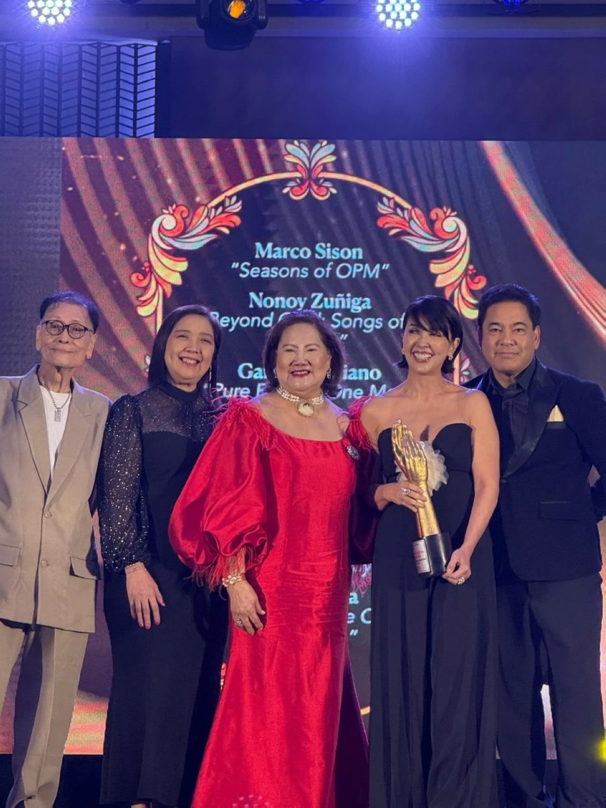Pops Fernandez and Martin Nievera (fourth and fifth from right) with Aliw Awards presenters who gave them a trophy for 'Best Collaboration in a Major Concert'
