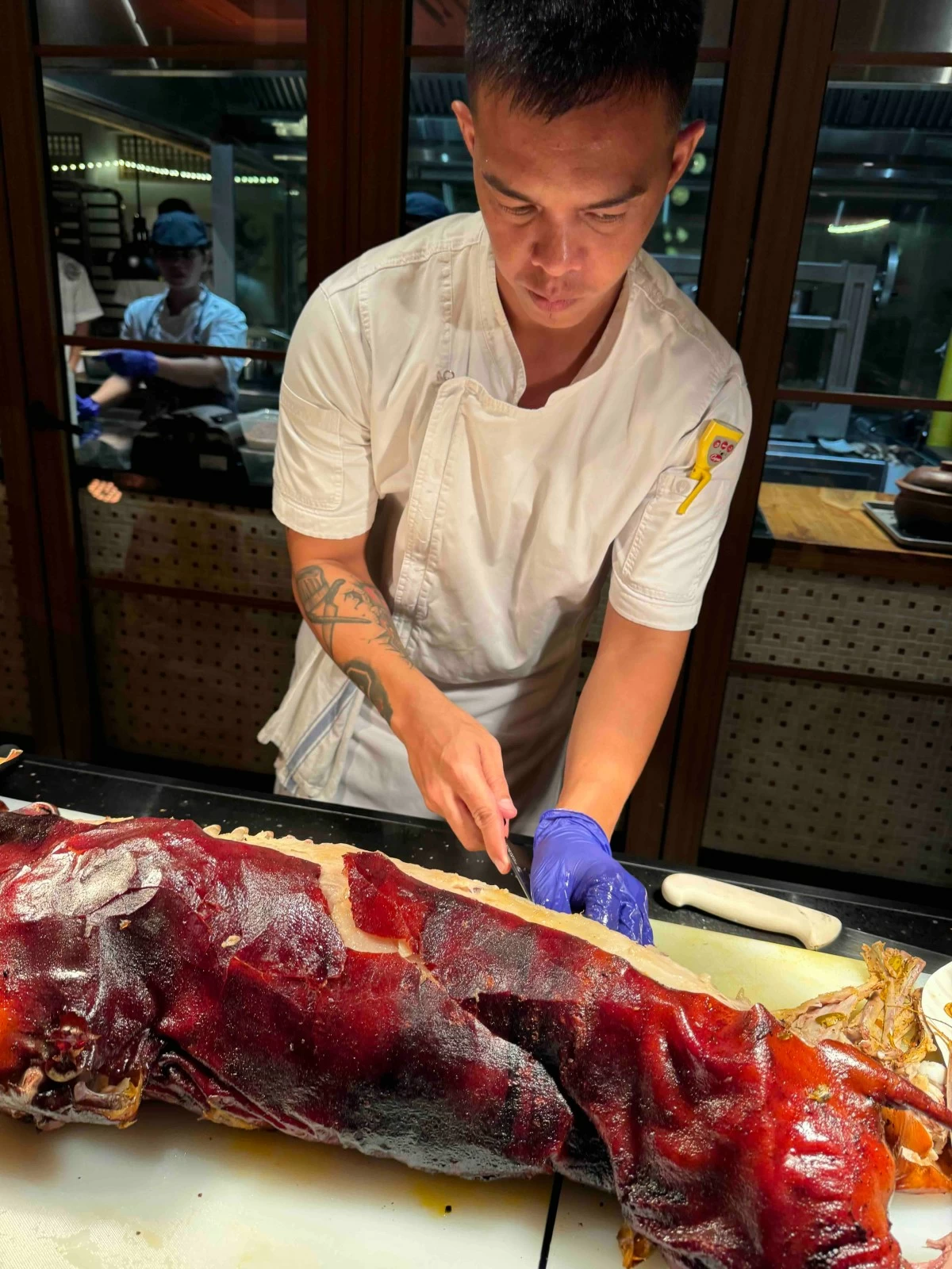 WHOLE HOG Lechong baboy ramo is carved at Tiya’s House, a dramatic moment that anchors the degustación in tradition, ritual, and shared celebration