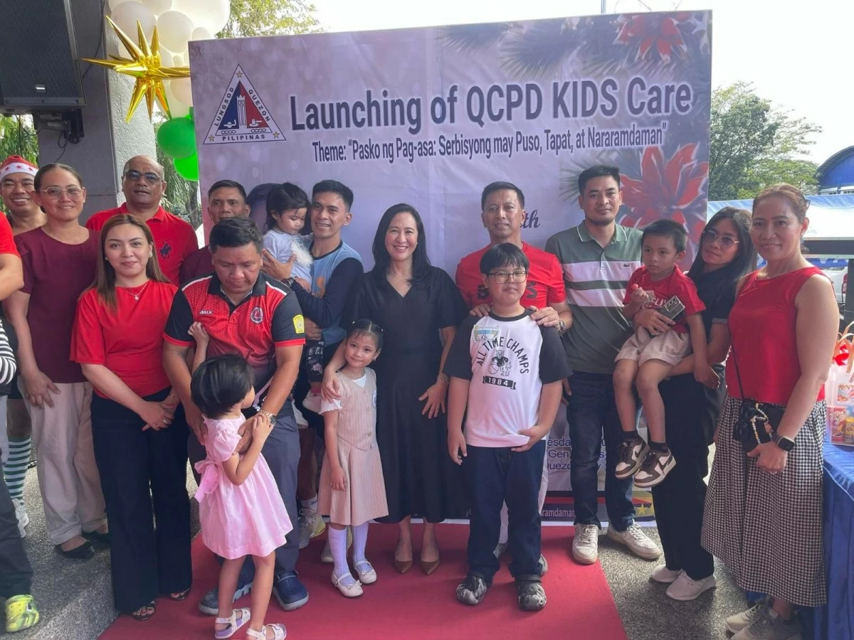 Mayor Joy Belmonte with QCPD Personnel’s family during the event. (QCPD PIO) 