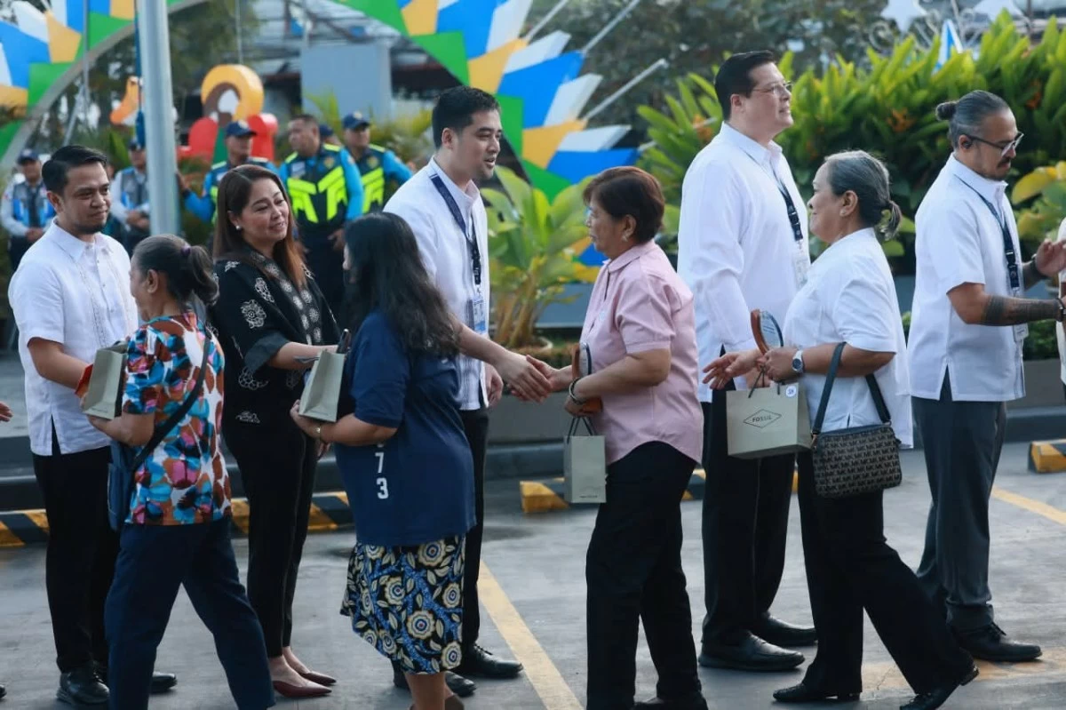 Pasig City Mayor Vico Sotto, together with Vice Mayor Dodot Jaworski and other city officials, shakes hands with retirees and soon-to-retire LGU employees during the Service Award for Retirees 2025 on December 15. (Photos from Pasig PIO)