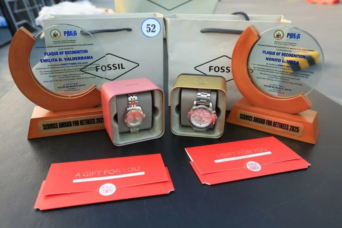 Plaques of Recognition and Fossil wristwatches for the 59 City Hall employees. (Photos from Pasig PIO)
