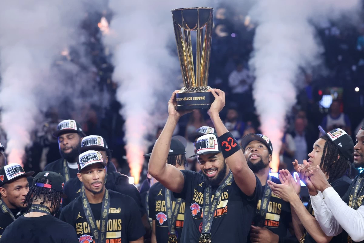 New York Knicks center Karl-Anthony Towns (32) celebrates with teammates after his team's victory against the San Antonio Spurs in the NBA Cup championship basketball game Tuesday, Dec. 16, 2025, in Las Vegas. (AP Photo/Ian Maule)