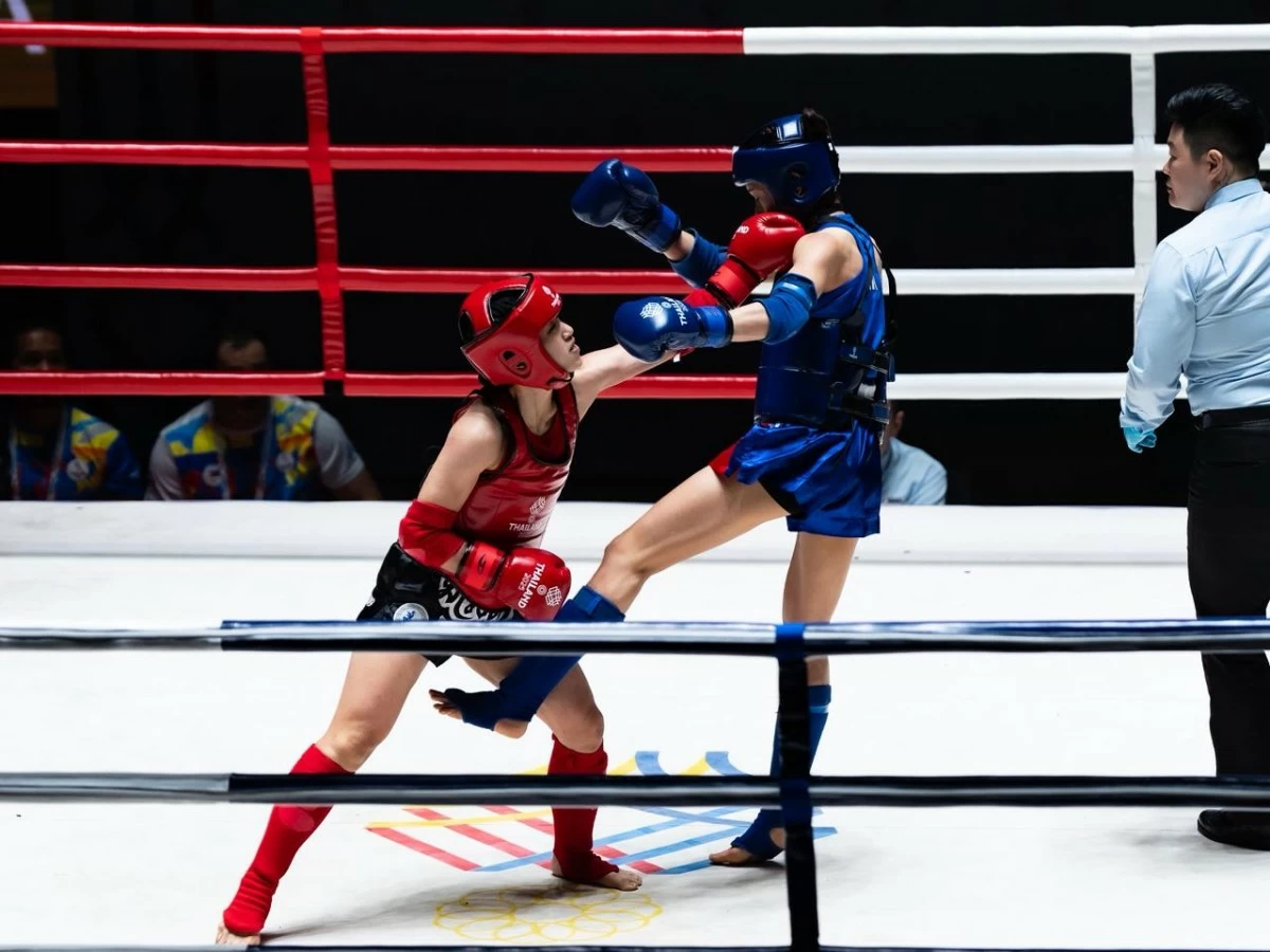 Islay Bomogao (left) connects against her Thai opponent Arrisara Noon-Eiad. (POC Media)