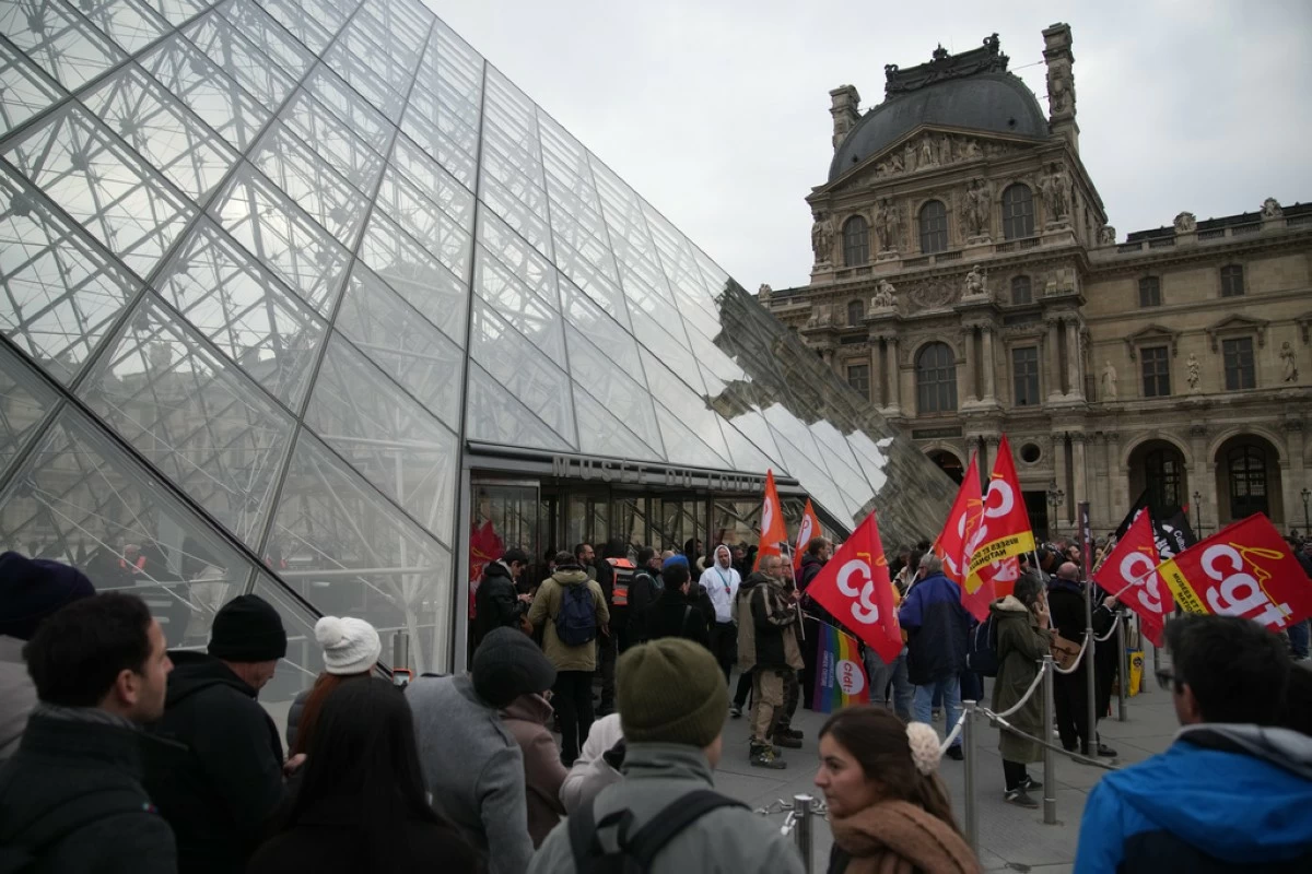 Unionists demonstrate at the entrance of the Louvre museum after employees have voted to extend a strike that has disrupted operations at the world's most visited museum, Wednesday, Dec. 17, 2025 in Paris. (AP Photo/Christophe Ena)