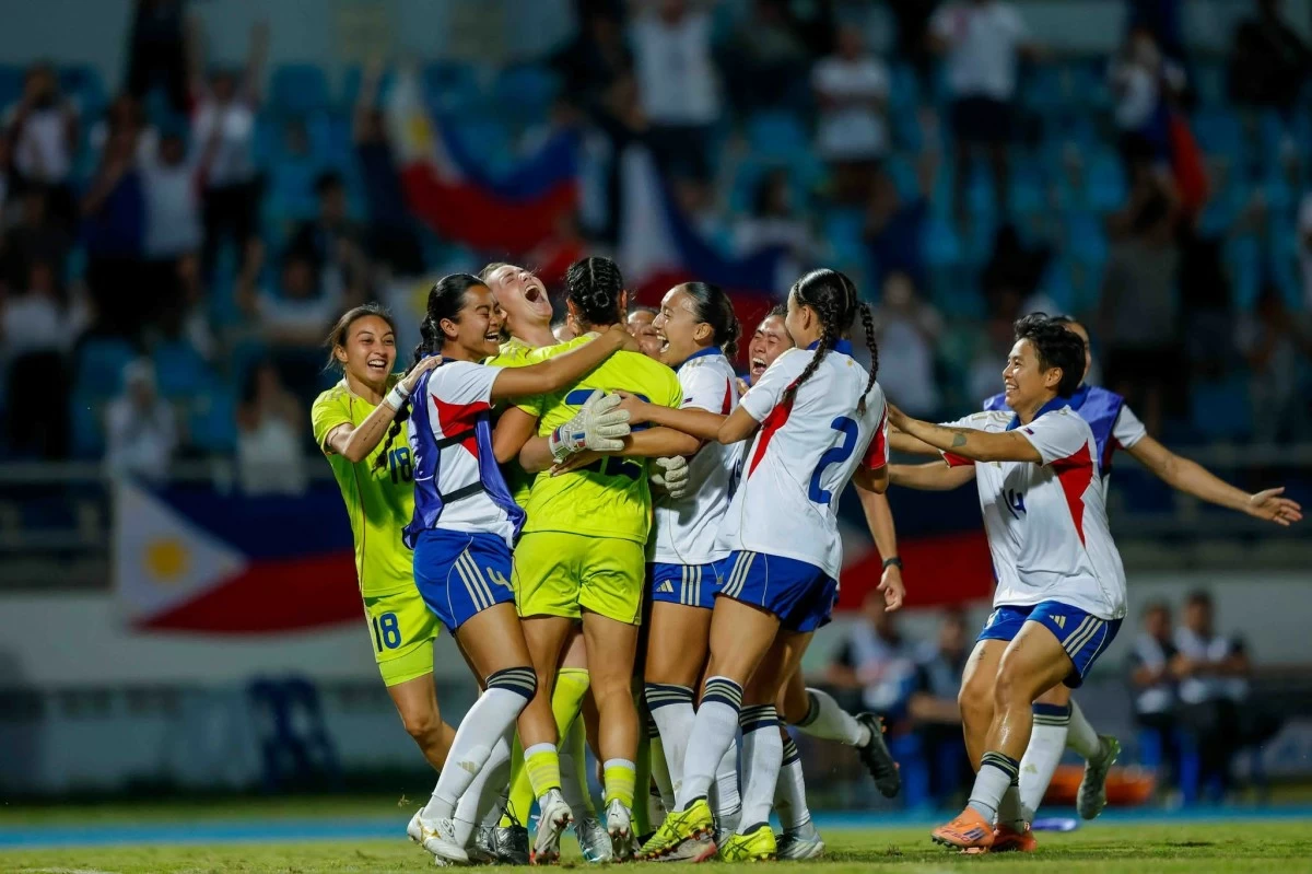 Filipina players rush to goalkeeper Olivia McDaniels after her gold-clinching save in the penalty shoutout against Vietnam. (POC Media)