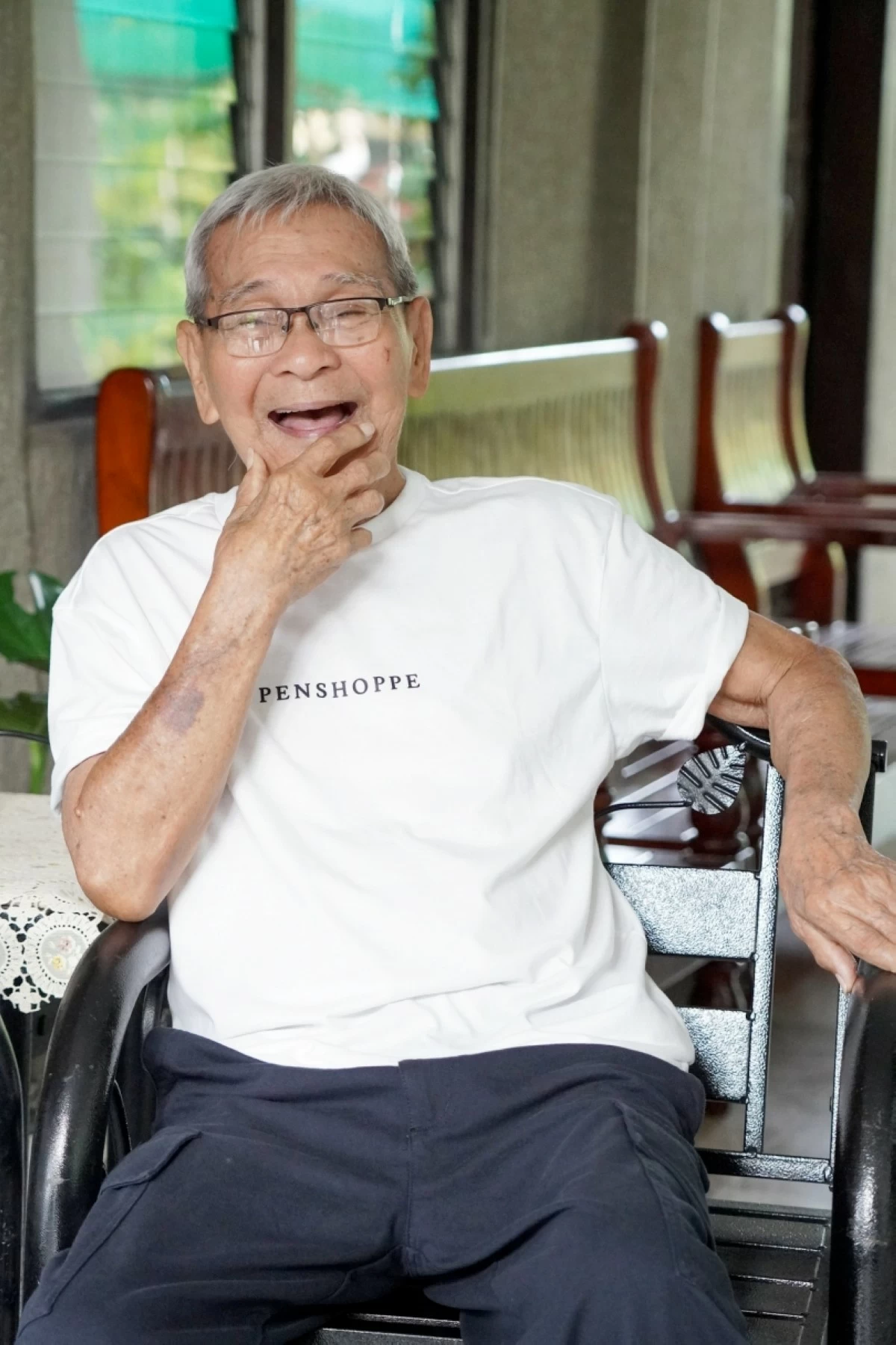 Muntinlupa centenarian Iluminado Pascua (Photo from Mayor Biazon's Facebook account) 