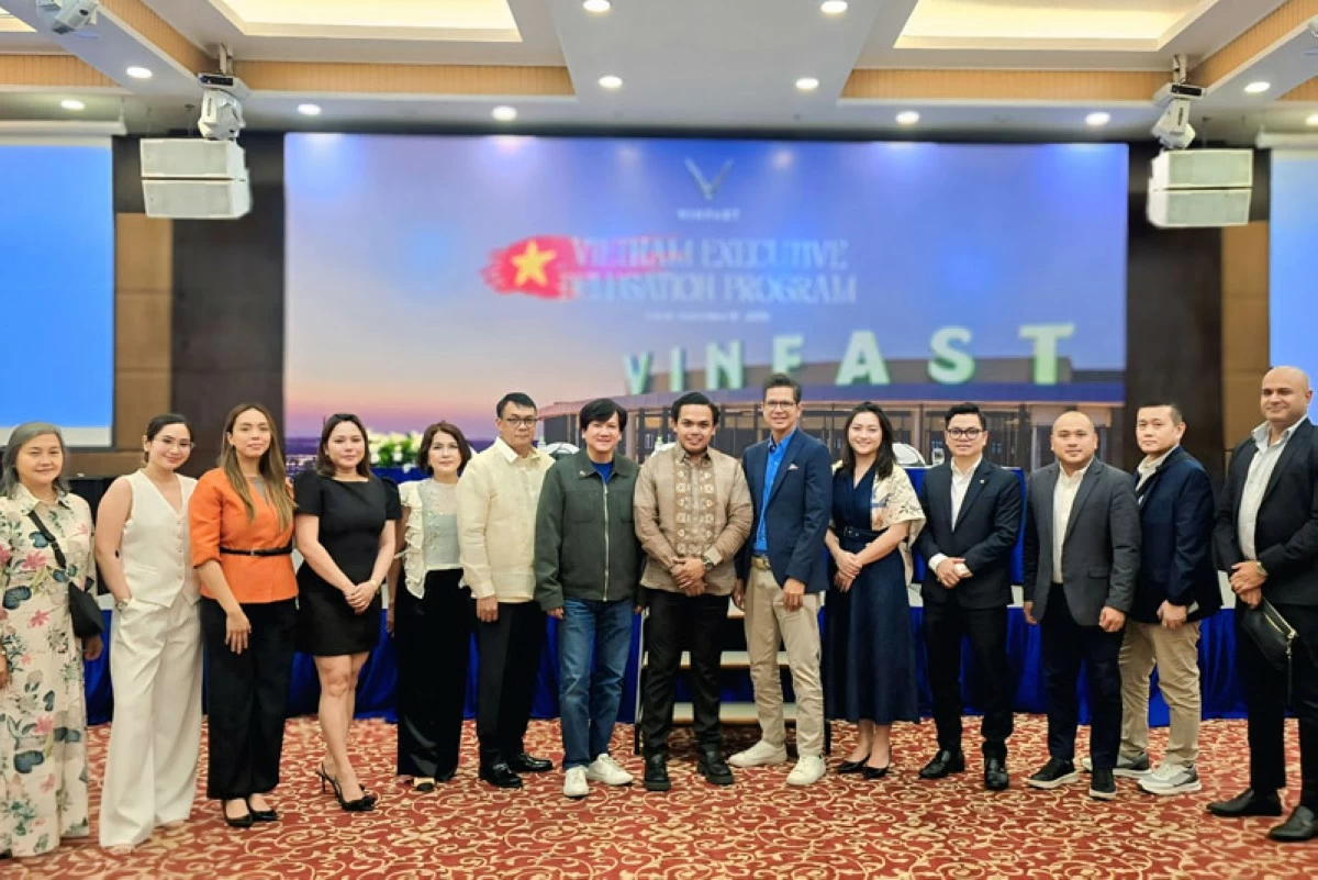 Executives and delegates from CarBEV, VinFast, and partner organizations gather during the signing of the CarBEV–VinFast strategic MoU in Hanoi, Vietnam. Among those present are Bianca Angeles, CarBEV Business Development Director; Atty. Zoj Daphne Usita-Angustia, former LTFRB spokesperson; retired Lt. Gen. Greg Almerol; DTI Undersecretary Winston “Winnie” Castelo, Chairman of the PPPI; CarBEV CEO Christian Bradley; VinFast Southeast Asia CEO, Antonio “Toti” Zara; VGreen Global CEO, Phanh Thanh Thuy; GSM Group CEO, Dao Quy Phi; Philippine business sector delegate, Chris Lim; and CarBEV Logistics Consultant, Ashish Chhabra.