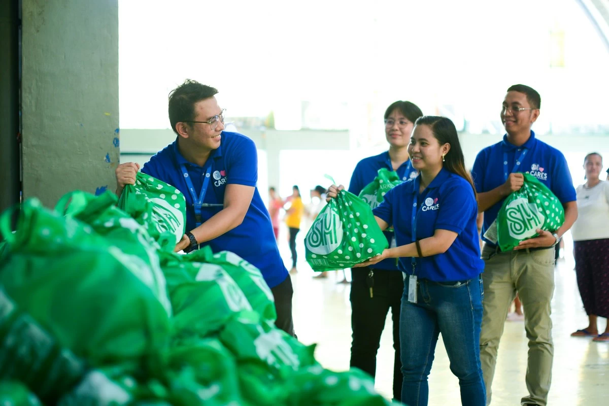 SM Supermalls employee-volunteers prepare to distribute the Kalinga Packs in Marikina.