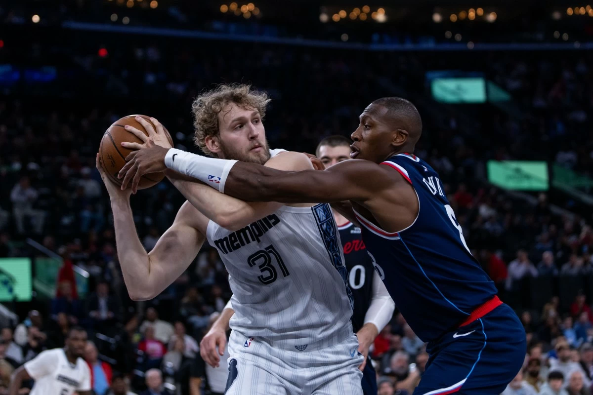 Memphis Grizzlies center Jock Landale (31) rebounds the ball against Memphis Grizzlies players during the first half of an NBA basketball game Monday, Dec. 15, 2025, in Inglewood, Calif. (AP Photo/Ethan Swope)