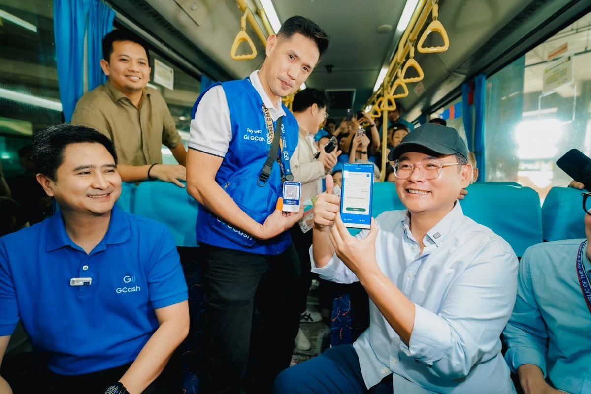 Transportation Acting Secretary, Giovanni Lopez (right) successfully pays for his fare via GCash QR Ph during a product testing of cashless payment option at Parañaque Integrated Terminal Exchange. The Department of Transportation (DOTr), Bangko Sentral ng Pilipinas (BSP), Land Transportation Franchising and Regulatory Board (LTFRB), Metro Mega Manila Consortium Transport Corp., Mega Manila Consortium Corp., and GCash officially launched Scan to Pay via SoundPay for EDSA Busway commuters on Dec. 17.